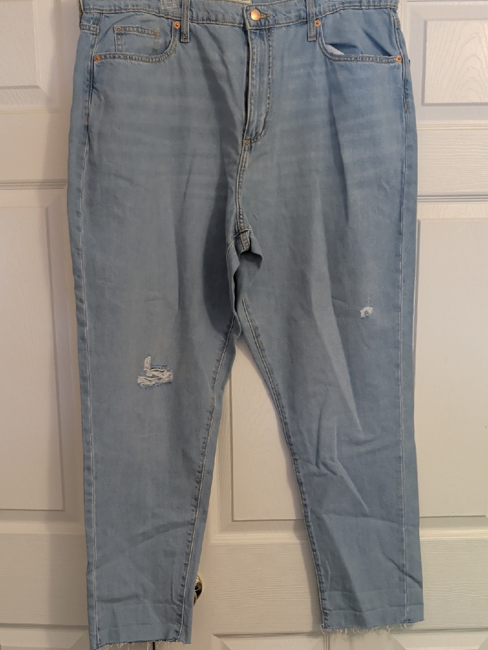 Universal Thread Light Blue Women's Distressed Straight-Leg Jeans NWT